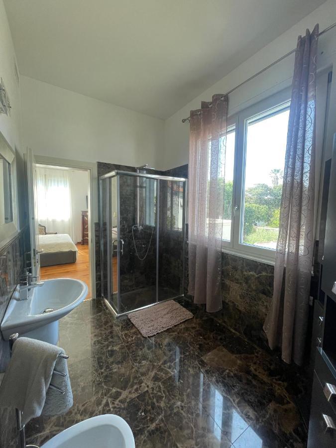 Villa Bianca a pochi passi dal mare con giardino esclusivo Livorno Esterno foto